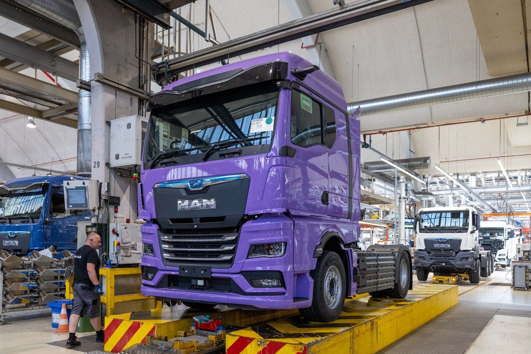 Traton secures €850 million for investments in battery-electric trucks and buses